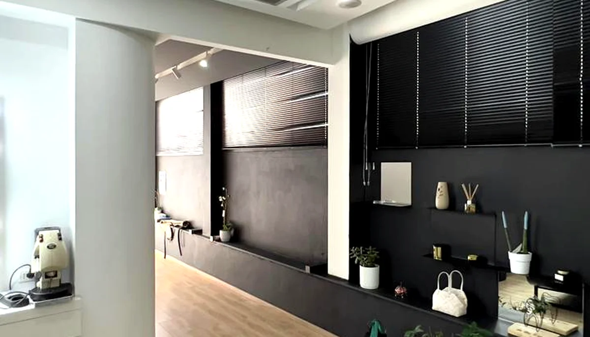 Comfortable waiting area with decorative wall at our partner dental clinic